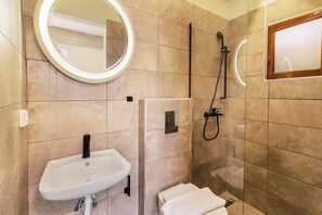 Een douche, een haardroger, handdoeken, zeep