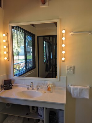 Een douche, milieuvriendelijke toiletartikelen, een haardroger