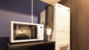A microwave and an ice dispenser in a hotel room. - APA Hotel Hiroshima Ekimae Stadium Guchi (Hiroshima)