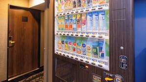 A vending machine with various beverages and snacks. - APA Hotel Hiroshima Ekimae Stadium Guchi (Hiroshima)