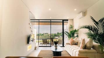 尊荣别墅, 2 间卧室, 无烟房, 厨房 | 起居区 | 32-英寸智能电视(配备有线频道)