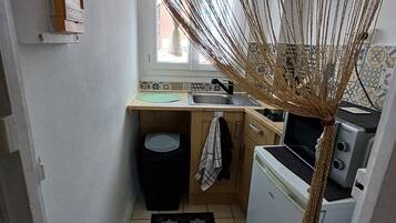 Fridge, microwave, stovetop, cookware/dishes/utensils