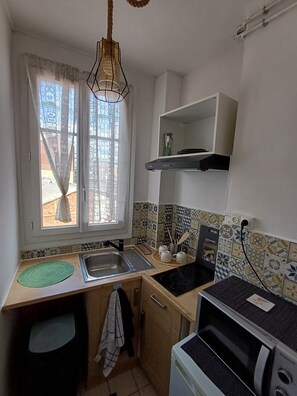 Fridge, microwave, stovetop, cookware/dishes/utensils