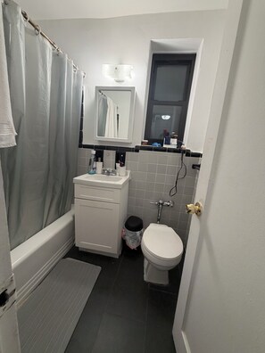 Haartrockner, Handtücher, Seife, Shampoo