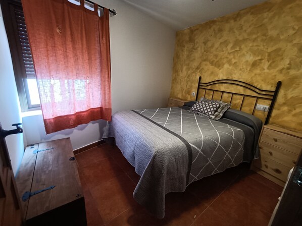 4 عدّة غرف نوم ومكواة/لوح كي وواي فاي وملاءات أسرّة