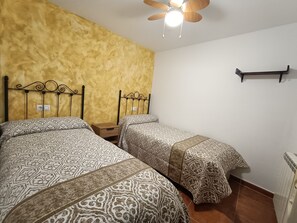 4 عدّة غرف نوم ومكواة/لوح كي وواي فاي وملاءات أسرّة