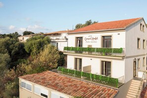 Front of property - CORSICA HOSTEL PORTO VECCHIO (Porto-Vecchio)