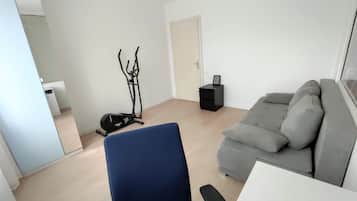 TV connectée, lecteur de DVD, table de tennis de table, livres