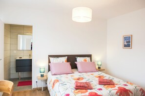 2 Schlafzimmer, Schreibtisch, Bügeleisen/Bügelbrett, Reisekinderbett