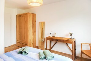 2 Schlafzimmer, Schreibtisch, Bügeleisen/Bügelbrett, Reisekinderbett