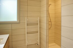 Douche, sèche-cheveux, serviettes fournies, savon