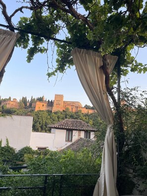Triple Room, Garden View | City view - SUITE COMARES (Granada)