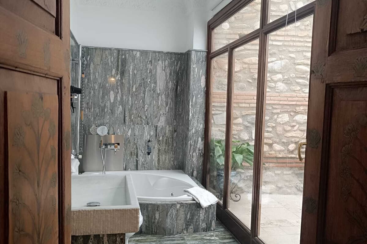 Kamar Double, pemandangan halaman | Kamar mandi | Pengering rambut, handuk, sabun, dan tisu toilet