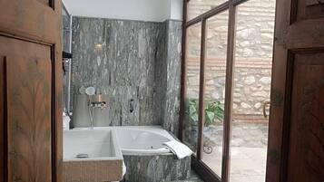 Chambre double, vue sur la cour intérieure | Salle de bain | Séchoir à cheveux, serviettes fournies, savon, papier de toilette