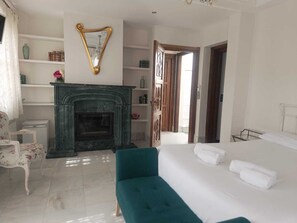 Room, Garden View, Corner | Minibar, free WiFi, bed sheets - SUITE COMARES (Granada)