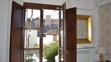 Habitación triple, vistas al jardín | Minibar, wifi gratis, ropa de cama