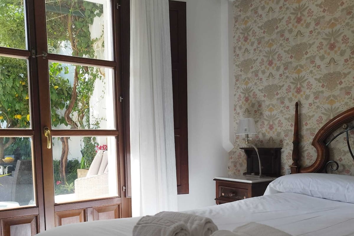 Minibar, wifi gratis y ropa de cama