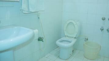 Habitació doble o amb dos llits individuals estàndard | Bany