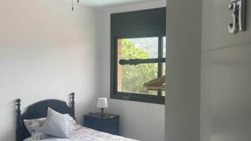 1 slaapkamer, een strijkplank/strijkijzer, wifi, beddengoed