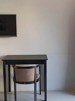 Frigobar, individualmente decorados, escrivaninha