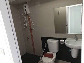 Ducha, toallas, jabón y papel higiénico