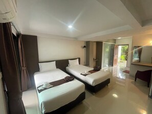 Standaard kamer, aan de binnenplaats | Een minibar, individueel gedecoreerd, een bureau, een laptopwerkplek