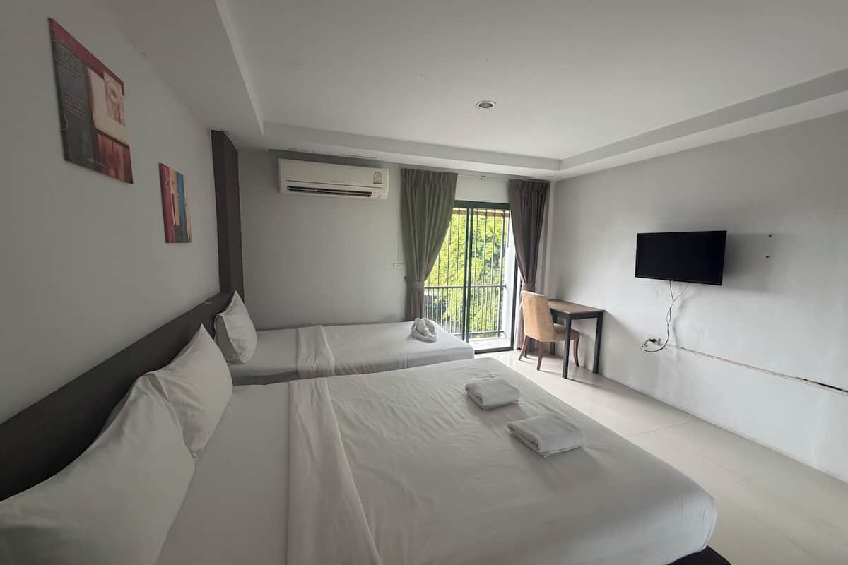 Family Triple Room, Non Smoking | Minibar, individually decorated, desk, laptop workspace