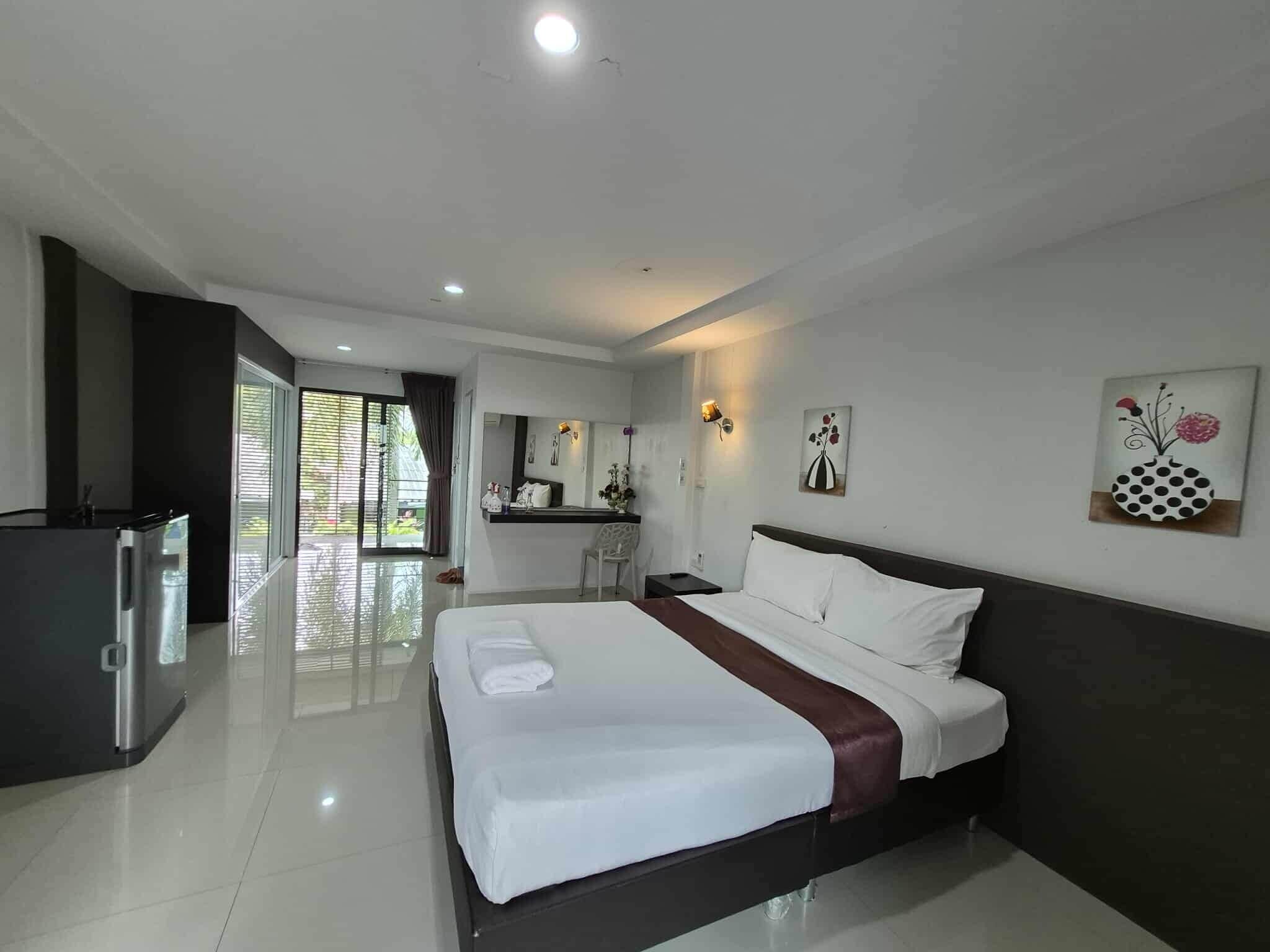 Standard Room, 2 Twin Beds, Non Smoking | Minibar, individually decorated, desk, laptop workspace