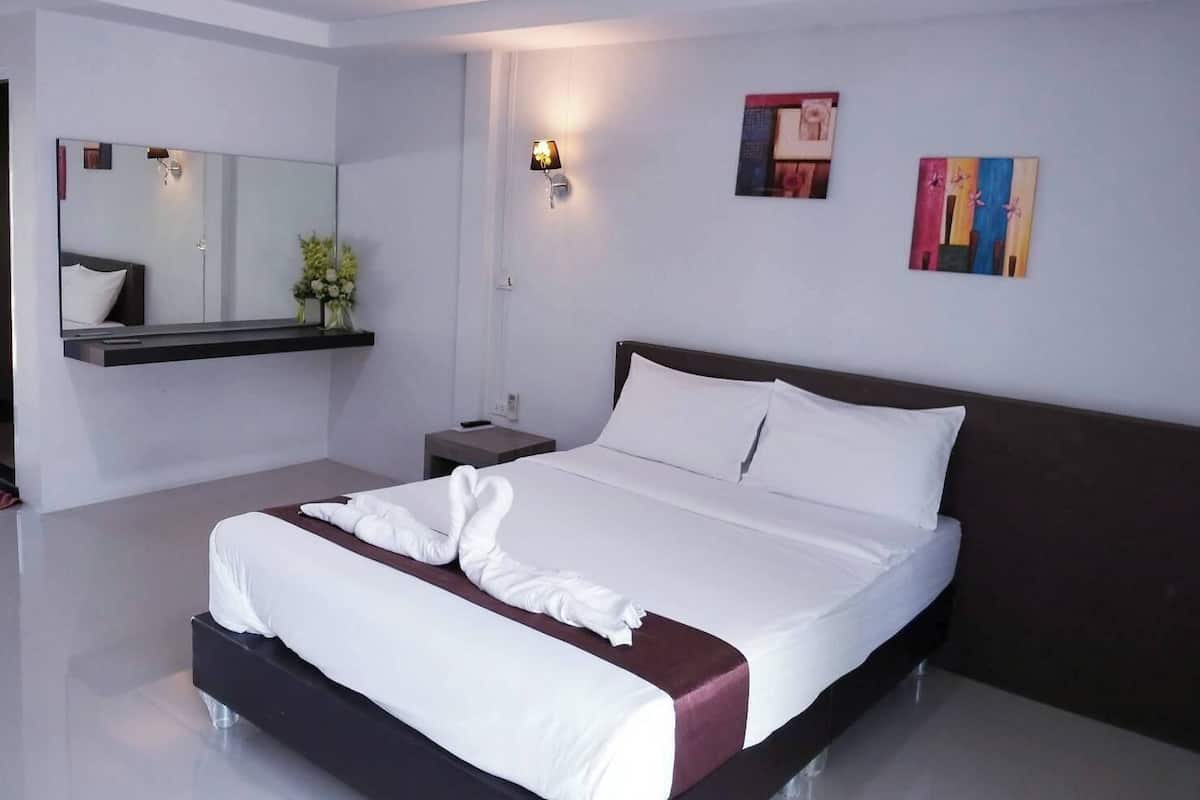 Standard Room | 1 bedroom, minibar, individually decorated, desk