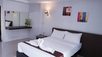 Standard Room, 1 Queen Bed, Non Smoking | Individually decorated, desk, laptop workspace, free WiFi