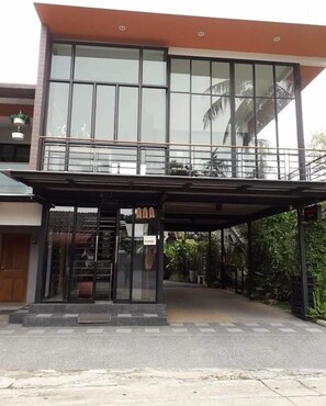 ด้านหน้าที่พัก