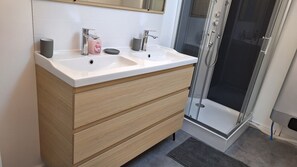 Dusche, Haartrockner, Bidet, Toilettenpapier