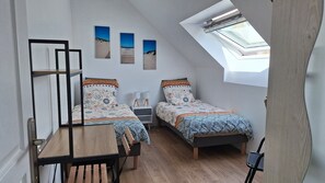 4 chambres, bureau, fer et planche à repasser, lit parapluie