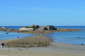 A coastal area with rocky terrain and a small building near the water. - Ty Gwenn Vacation Rental for 8 People (Ploemeur)