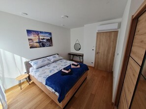 2 dormitorios, escritorio, tabla de planchar con plancha y wifi gratis