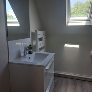 Dusche, Haartrockner, Handtücher, Seife