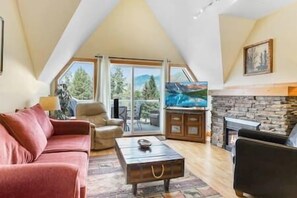 TV, fireplace - Top Floor / Heron Point / Hot tub / Pool / AC (Invermere)