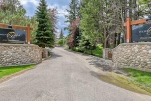 Property grounds - Top Floor / Heron Point / Hot tub / Pool / AC (Invermere)