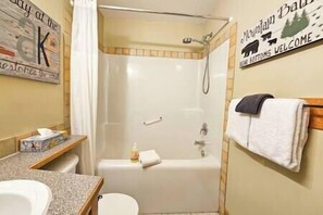 Haartrockner, Handtücher, Seife, Shampoo