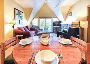 TV, fireplace - Top Floor / Heron Point / Hot tub / Pool / AC (Invermere)