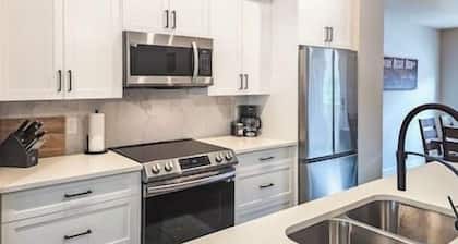 4 bedroom townhouse / Hot tub / Mountain Views