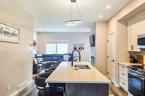 Réfrigérateur, four à micro-ondes, un four, surface de cuisson