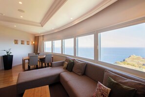 Panoramic Suite | Down comforters, in-room safe, free WiFi, bed sheets - HOTEL NEUSCHLOSS OTARU (Otaru)