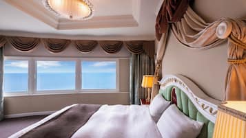 Down comforters, in-room safe, free WiFi, bed sheets