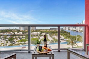 Interior - Amazing Studio- Bay View & Amenities (Hallandale Beach)