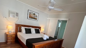 Apartemen Standar, 1 kamar tidur | Bantalan ekstra lembut, tirai kedap cahaya, dan setrika/meja setrika