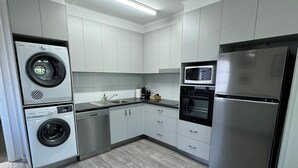 Apartemen Premium, 1 kamar tidur | Dapur pribadi | Lemari es besar, microwave, oven, dan kompor