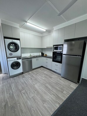 Premium-huoneisto, 1 makuuhuone | Yksityinen keittiö | Täysikokoinen jääkaappi, mikroaaltouuni, uuni, liesi