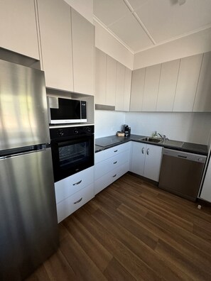 Full-sized fridge, microwave, oven, stovetop - Essex Court (North Ward)