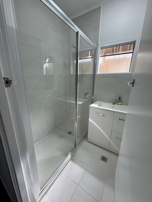 Bathroom - Essex Court (North Ward)
